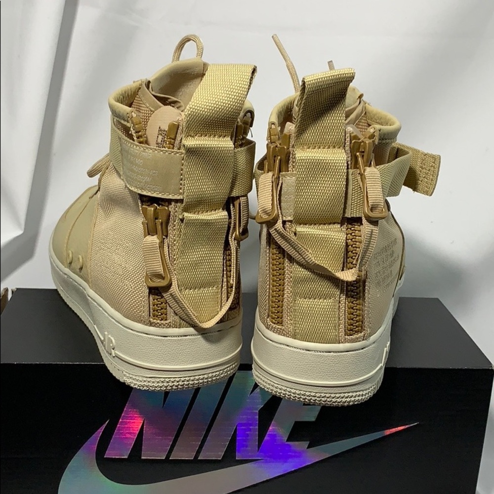 Special Field Air Force 1 Mid 9
917753200
160.00 - Picture 8 of 9